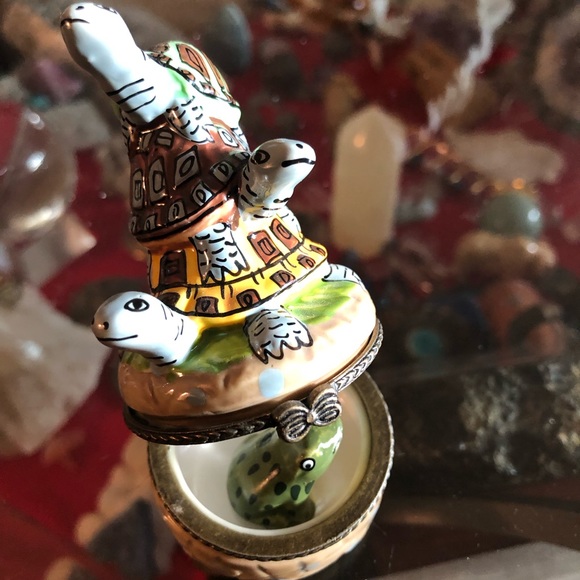 Collectible turtle trinket box. Little frog inside - Picture 3 of 4